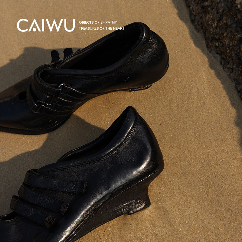 【彩物】女巫鞋2025新款复古风真皮尖头V口坡跟深口单鞋女魔术贴,淘宝优惠券,粉丝福利购,淘宝优惠卷