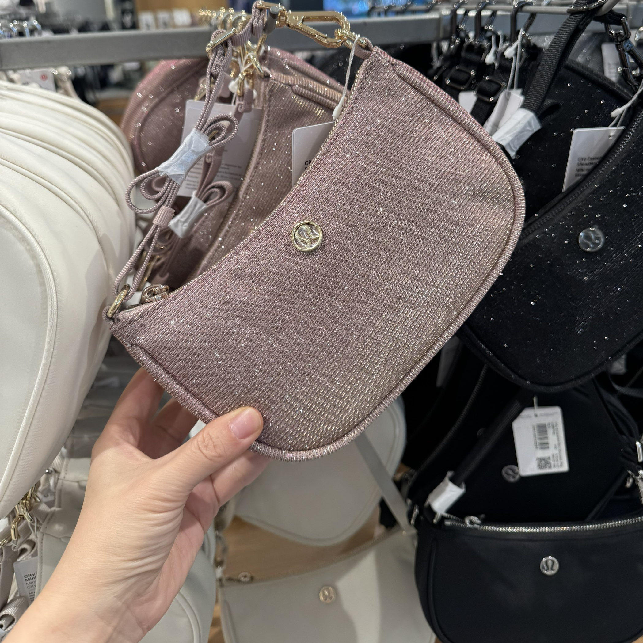 澳洲Lululemon City Essentials Mini时尚女士闪光单肩背包1L,淘宝优惠券,粉丝福利购,淘宝优惠卷