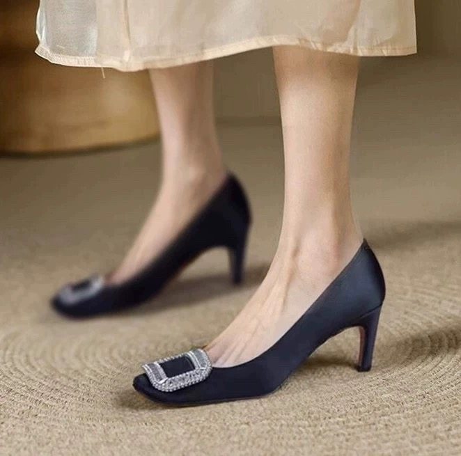 高跟鞋女细跟王漫妮同款灰色水钻中跟单鞋绸缎圆头方扣婚鞋工作鞋,淘宝优惠券,粉丝福利购,淘宝优惠卷