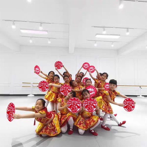 儿童剪窗花舞蹈演出道具学生喜庆服开门红表演手拿中国结春福窗花 - 图1