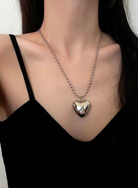 钛钢不掉色爱心吊坠项链女款轻奢小众设计感锁骨链高级感颈链抽拉