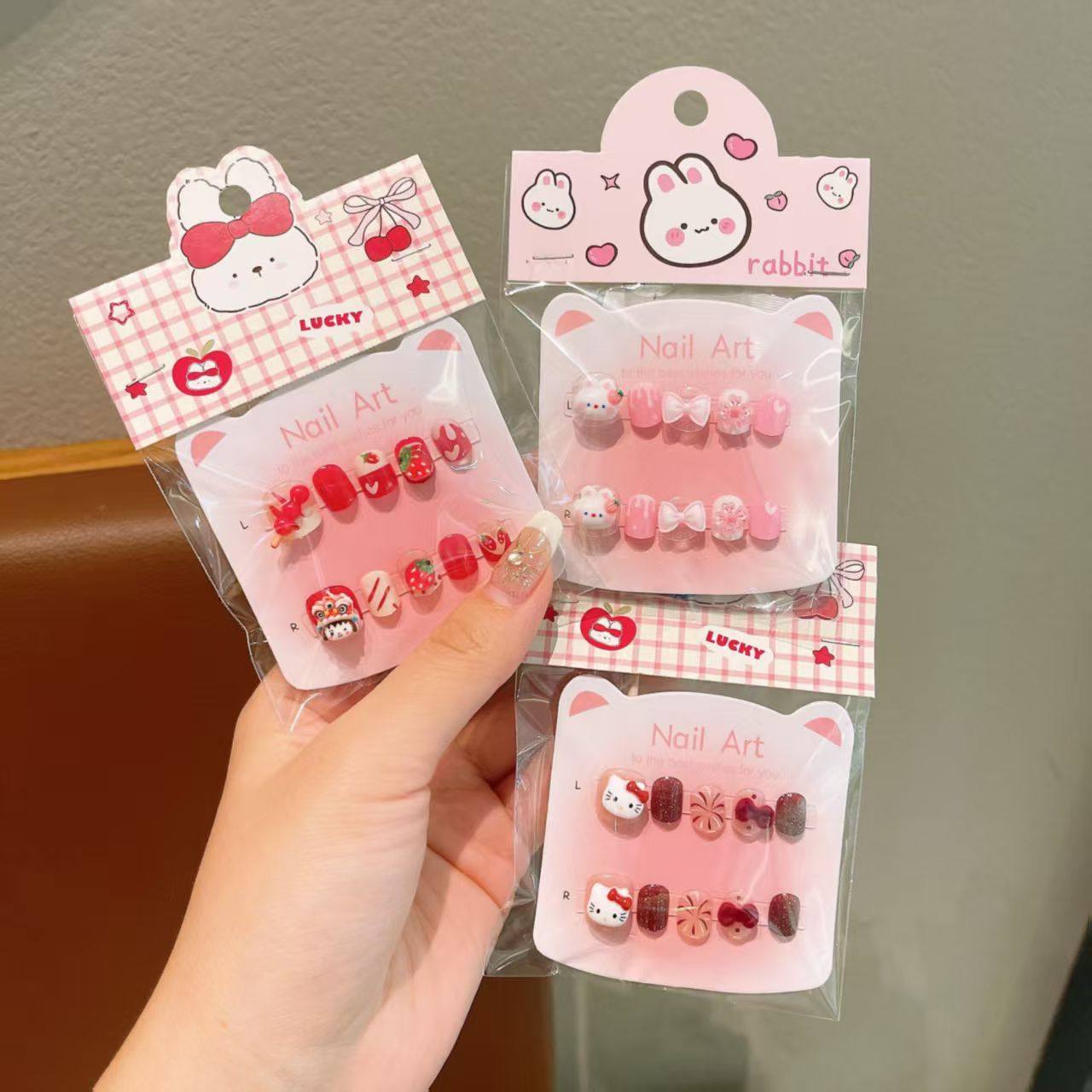 儿童红色新年指甲贴2026新款可爱卡通女童自粘穿戴甲片女孩美甲贴,淘宝优惠券,粉丝福利购,淘宝优惠卷