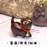 Резьба ручной работы Симпатичный котенок сандалового дерева - это весело и любопытная кошка уверена в креативных деревянных частях, милые домашние животные