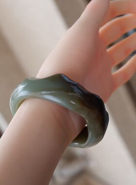 「远方」和田玉新疆且末料糖青玉俏色巧雕不规则随形手镯异形玉镯