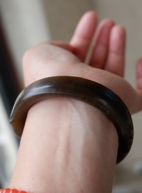 「远山」55圈口 和田玉新疆且末糖青白玉俏色雕刻不规则异形镯子