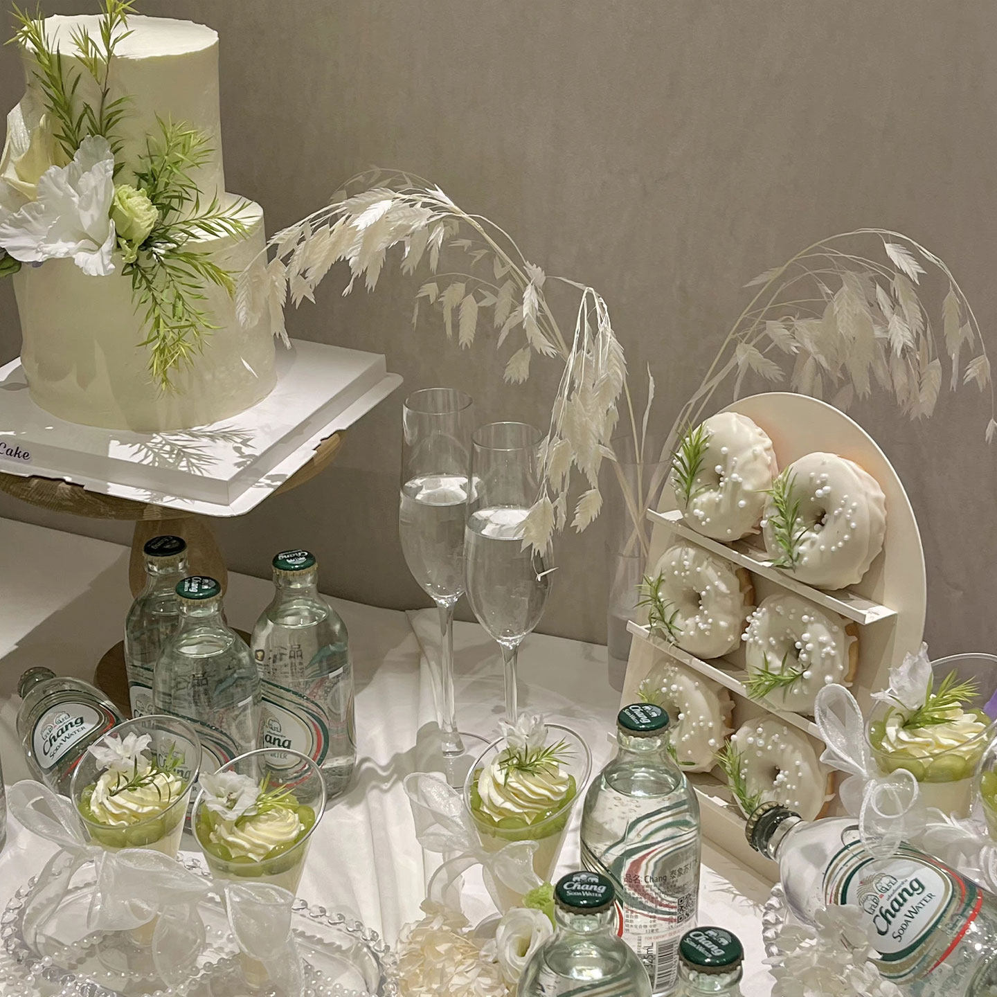 纯白氛围感订婚结婚宴甜品台蛋糕装饰仿真花摆件纸杯珍珠链配件,淘宝优惠券,粉丝福利购,淘宝优惠卷