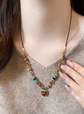 美拉德虎眼石串珠爱心吊坠项链女2025新款轻奢高级感气质大气配饰