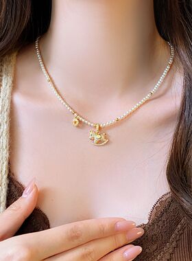 金色小马珍珠项链女高级感轻奢小众秋冬脖子配饰品2025新款毛衣链