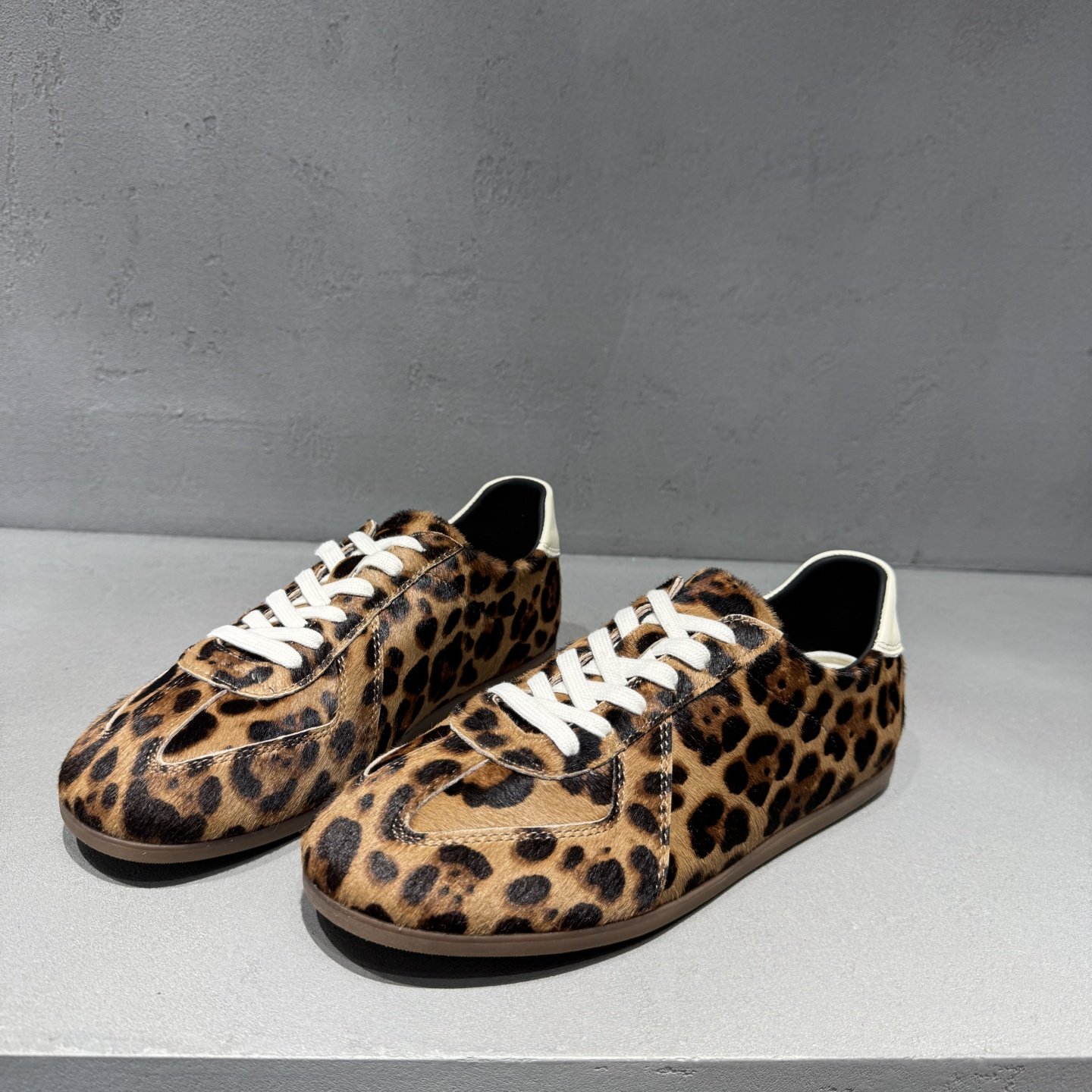 欧货欧洲站真皮2026春新款豹纹牛毛德训鞋女平底休闲舒适透气板鞋,淘宝优惠券,粉丝福利购,淘宝优惠卷