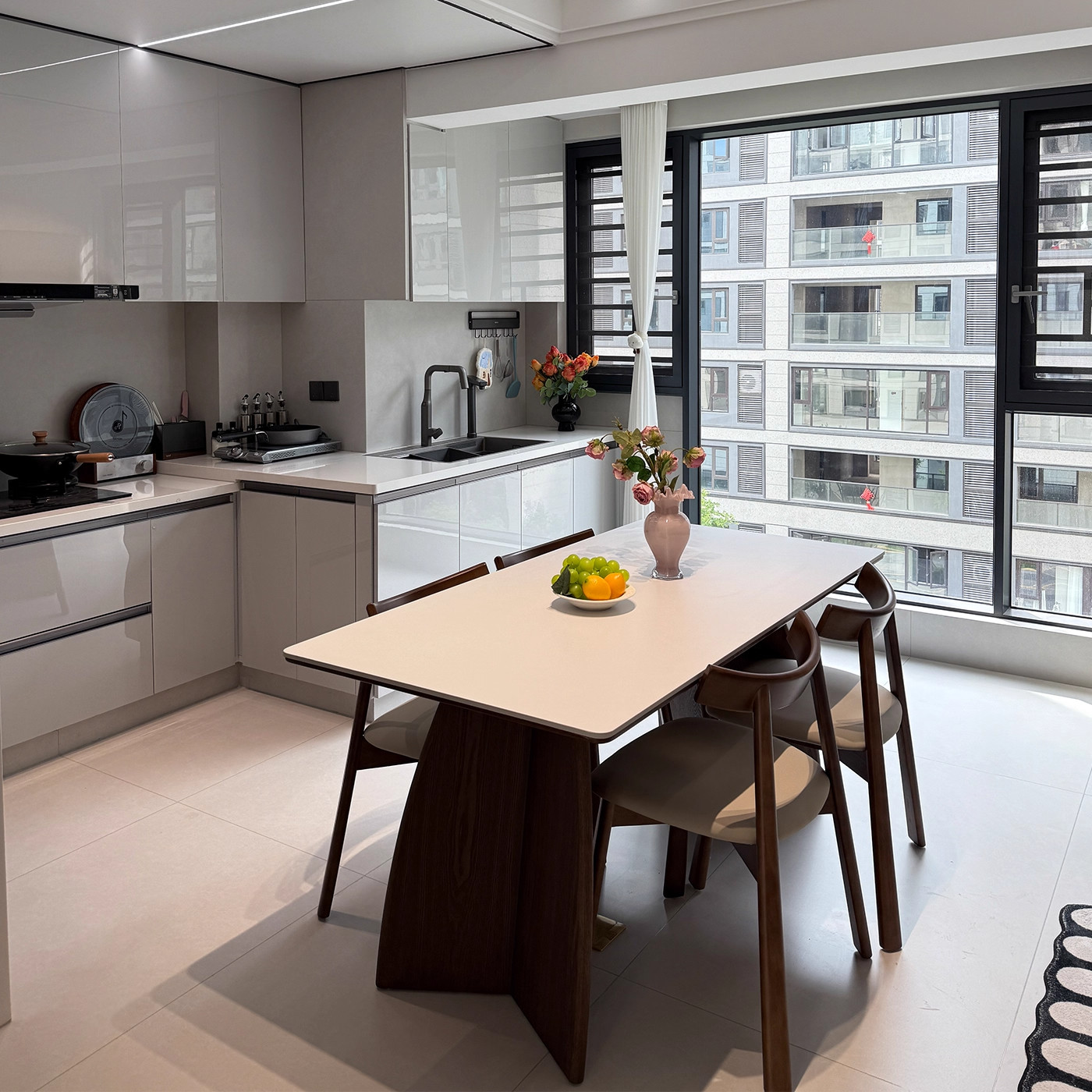 岩板餐桌家用2025新款现代简约长方形法式复古玛奇朵纯白实木餐桌,淘宝优惠券,粉丝福利购,淘宝优惠卷