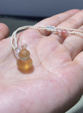 天然冰透俏色玛瑙原色玉葫芦吊坠