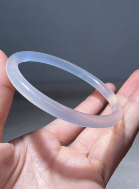 纤纤素手白冰玛瑙玉髓细圆条手镯