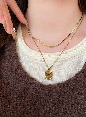 项饰轻奢秋冬温柔复古咖色女高级