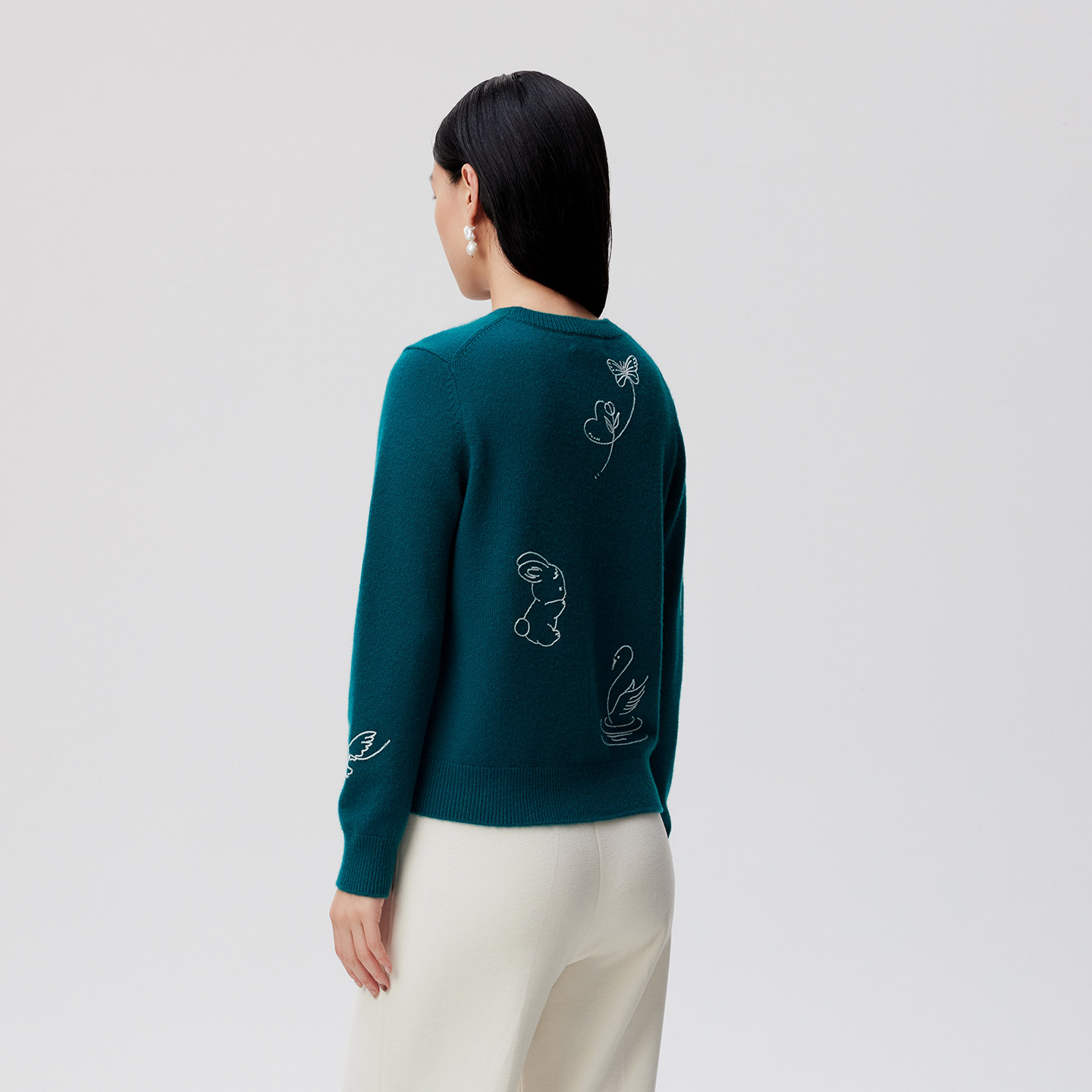 皮皮狗25秋冬新品女士圆领绣花羊绒开衫仿手绣工艺图案成熟优雅,淘宝优惠券,粉丝福利购,淘宝优惠卷