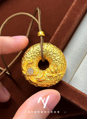 民族风沙金镂空点钻荷花锤纹平安扣吊坠项链 古法金圆形挂坠2026