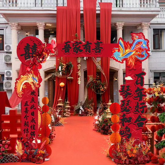 Diseño de arco de boda que da la bienvenida a la villa que conduce a la carretera