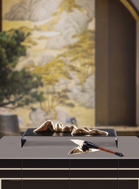 新中式书房办公室金属工艺饰品禅意文房四宝假山毛笔架学生桌摆i.