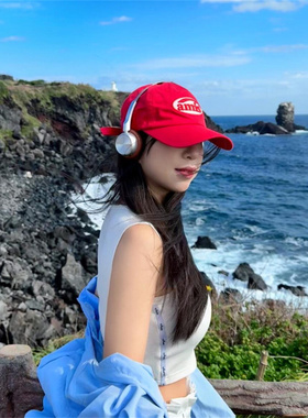 显白显气色很出片的红色棒球帽女