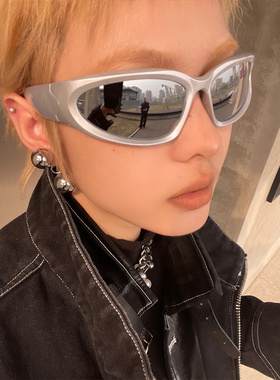 千禧未来感墨镜高街辣妹凹造型酷
