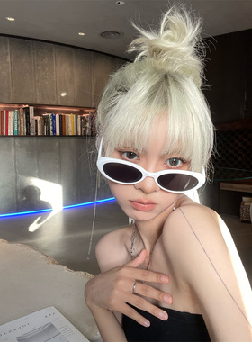 辣妹凹造型墨镜女猫眼欧美街拍潮