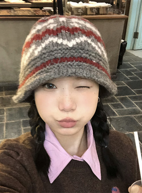 适合秋冬搭配的复古红色针织盆帽