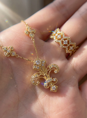 今饰有约镂空沙金鸢尾花项链