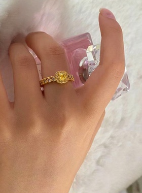 今饰有约黄钻方糖菠萝戒指