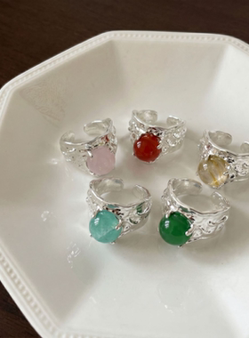 今饰有约不规则熔岩肌理彩宝戒指