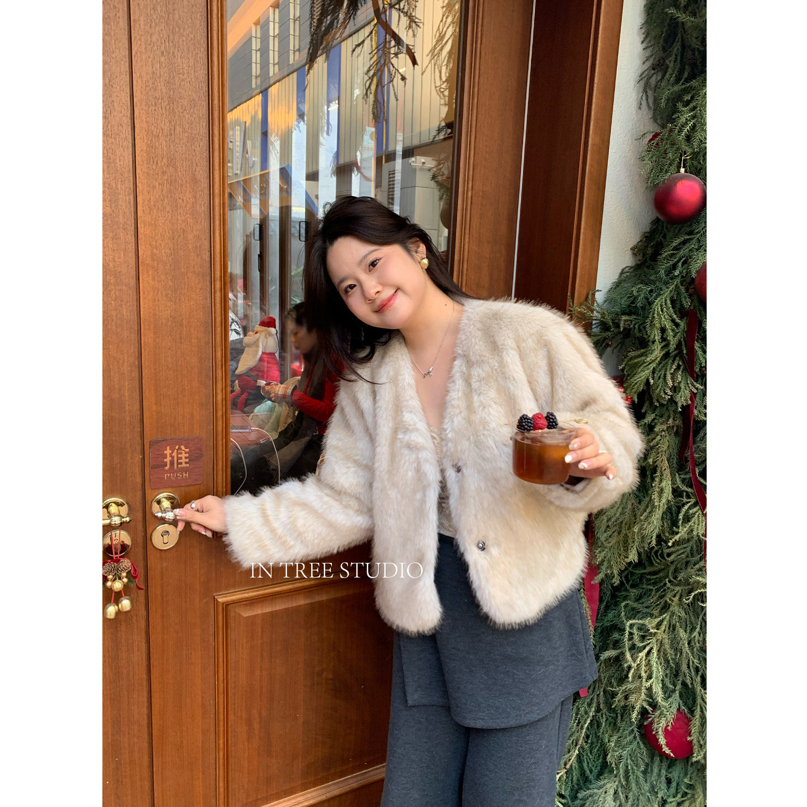 喵胖张桶桶【日光岛】环保皮草轻熟秋冬V领毛毛外套,淘宝优惠券,粉丝福利购,淘宝优惠卷