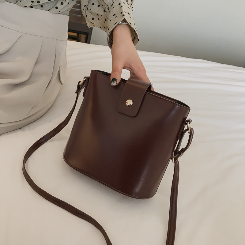 2020新款潮韩国chic斜挎质感水桶包 圣茵娜女士包袋