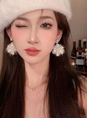圣诞雪花毛绒不对称925银针耳环