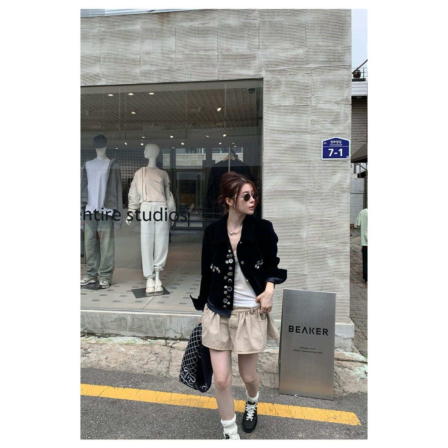 THREE GOOOD殷三吉 凛冬恋歌扣子设计丝绒短外套女设计感时尚新款 - 图2