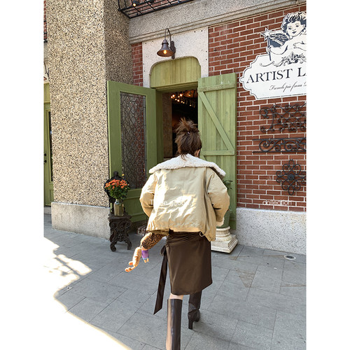 THREE GOOOD殷三吉 90白鸭绒大翻领环保毛领夹克羽绒服工装短款 - 图2