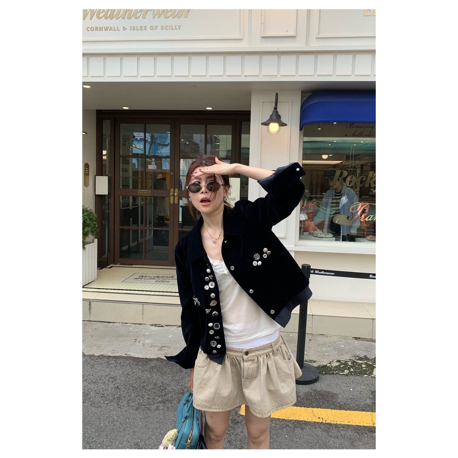 THREE GOOOD殷三吉 凛冬恋歌扣子设计丝绒短外套女设计感时尚新款 - 图1