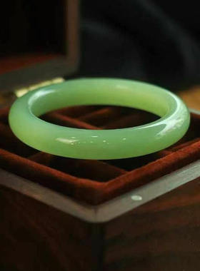 新疆和田玉碧玉手镯湖水绿手镯