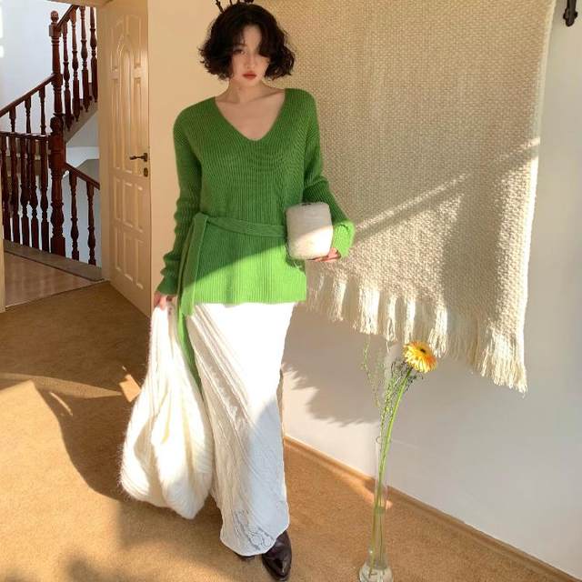 Homemade Strawberry Jam Hong Kong Style Retro 2025 Spring V-neck Raccoon Velvet Bottoming Sweater + Scarf