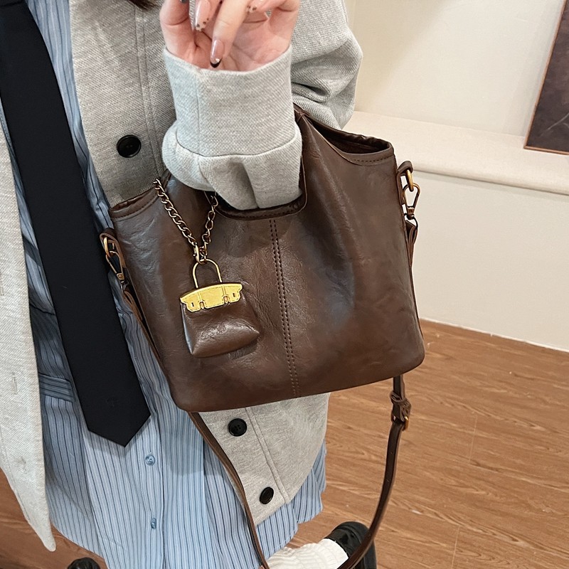 今年流行爆款包包女秋冬百搭复古斜挎包时尚手提水桶包上班小拎包,淘宝优惠券,粉丝福利购,淘宝优惠卷
