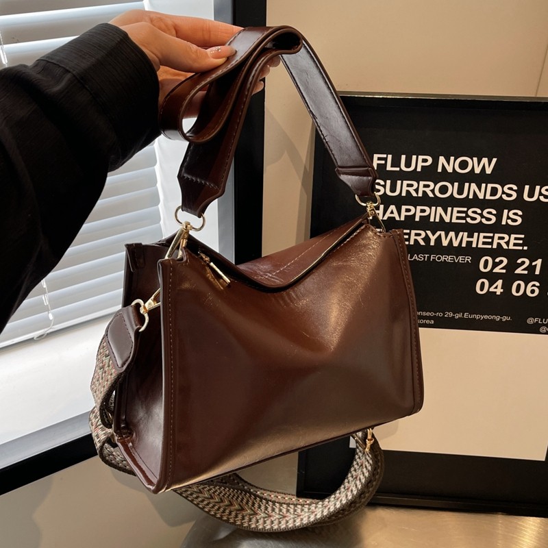 高级质感包包女包2025新款时尚通勤单肩包复古百搭宽带斜挎小方包,淘宝优惠券,粉丝福利购,淘宝优惠卷