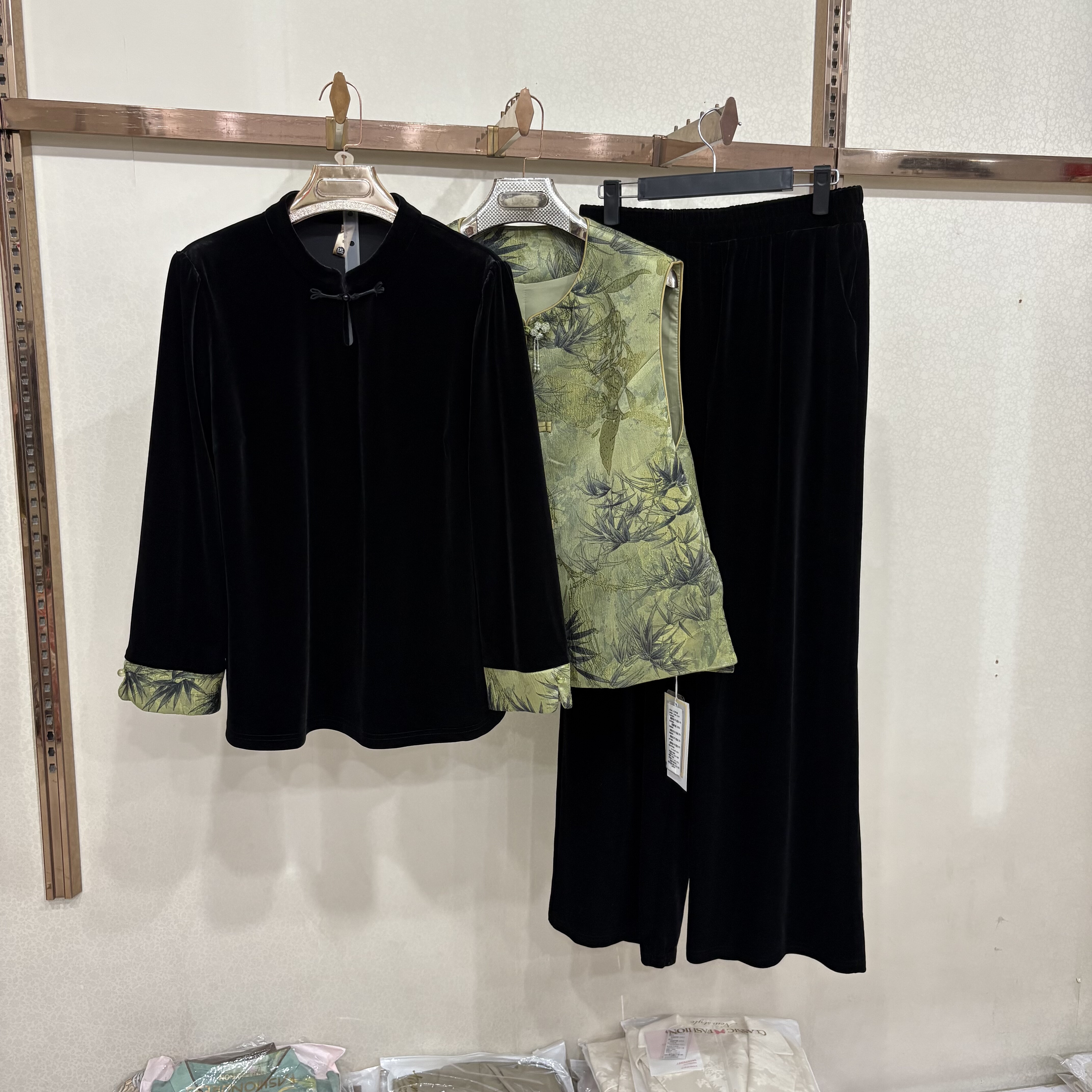 25B-13商场同款秋季新金丝绒衬衫+直筒裤+新中式马甲三件套套裤女 - 图1
