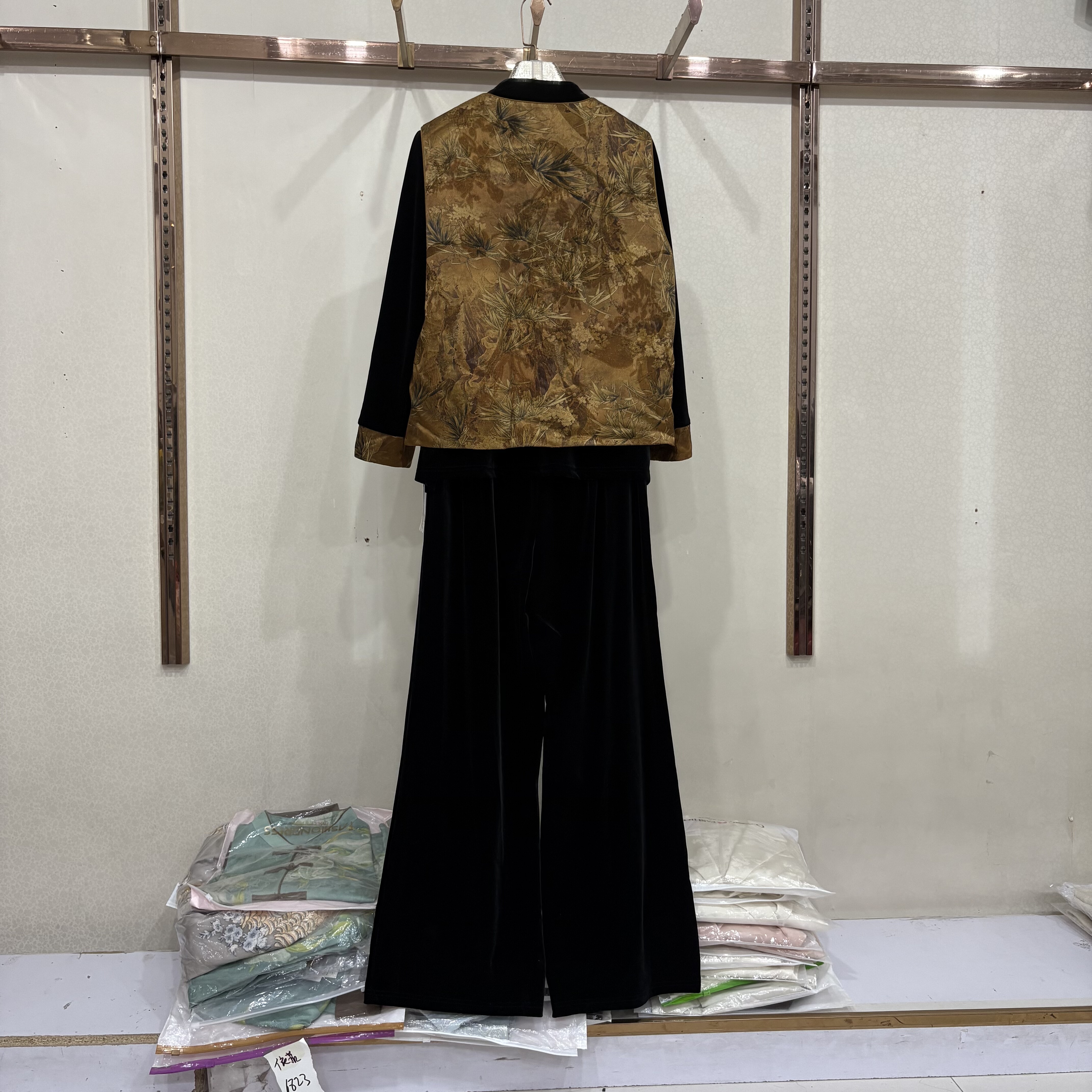 25B-13商场同款秋季新金丝绒衬衫+直筒裤+新中式马甲三件套套裤女 - 图3