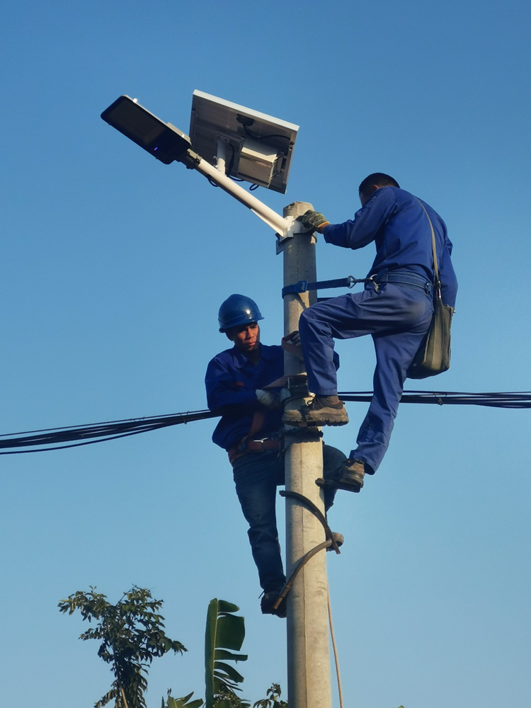 太阳能灯户外防水家用LED新农村庭院超亮大功率单晶硅太阳能路灯-图2