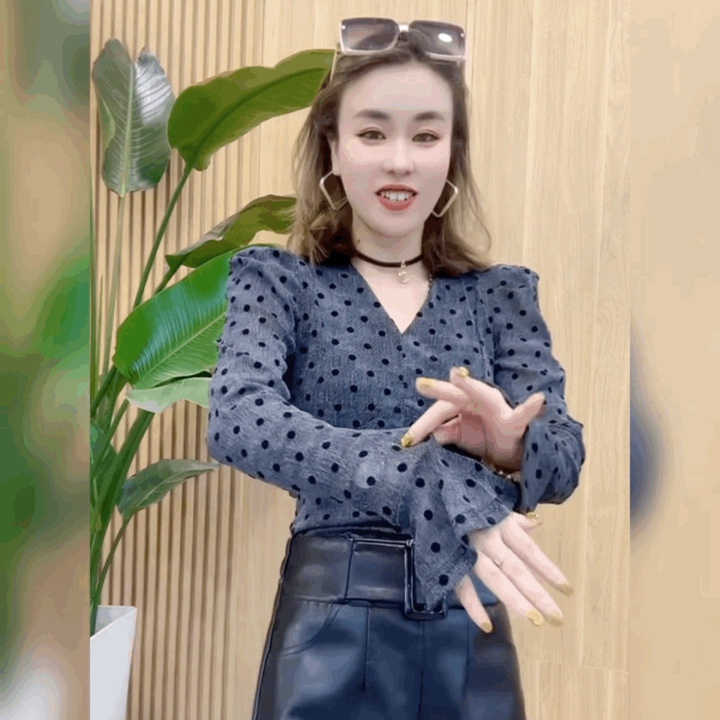 高级感蕾丝网纱打底衫设计感波点长袖T恤女修身喇叭袖收腰V领上衣,淘宝优惠券,粉丝福利购,淘宝优惠卷