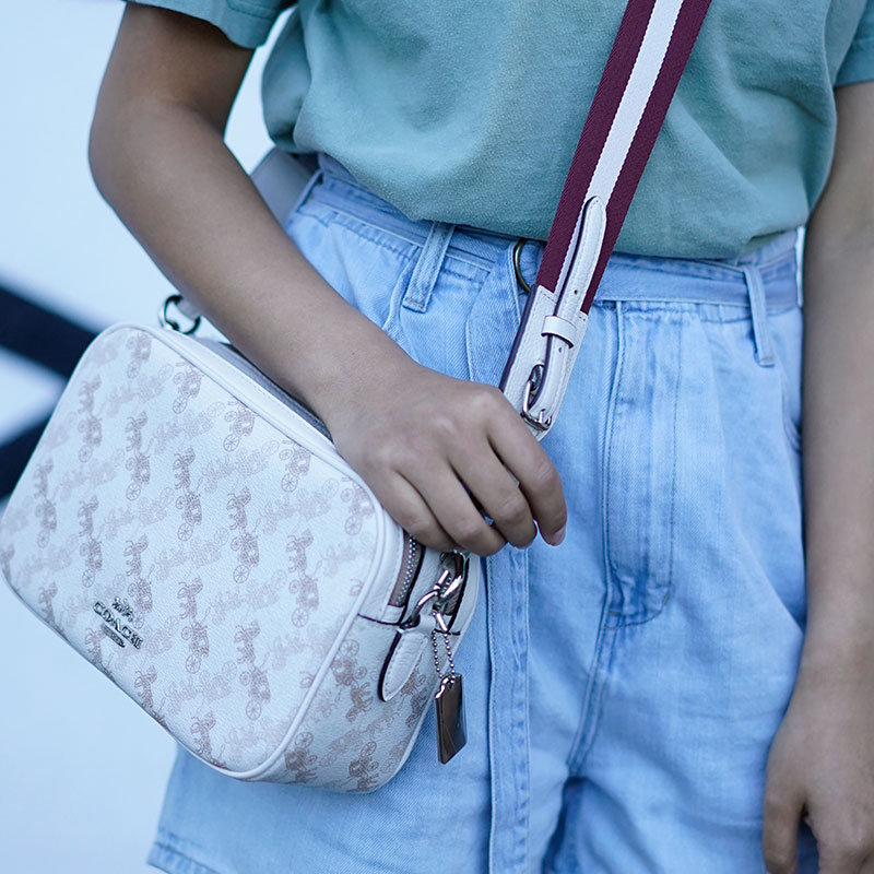 客邻尚品海外旗舰店COACH/蔻驰奥莱款女包马车logo印花PVC配皮单肩斜挎相机包包0