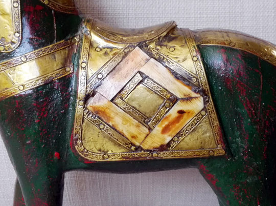 Spot Southeast Asian specialty handicraft gifts, home decoration ornaments, elegant and beautiful wood carvings, painted copper-inlaid horses