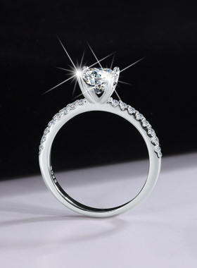 时尚S925纯银镀铂金莫桑石豪华四爪钻戒表白订婚求婚戒指送女朋友