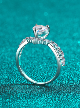 时尚S925纯银莫桑钻戒指轻奢一心所爱超闪1克拉钻戒订婚结婚配饰