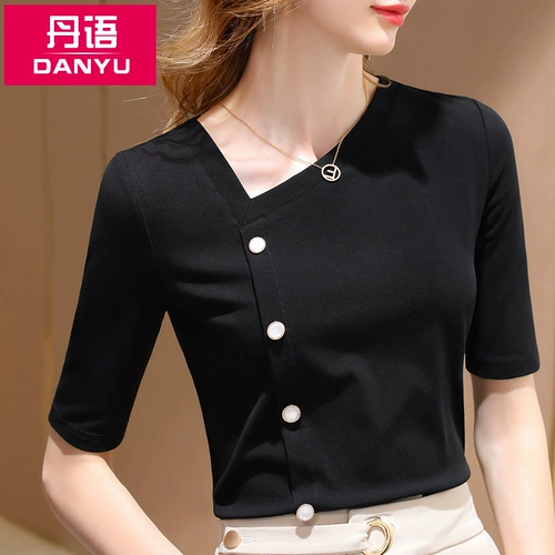 Дизайнерская белая приятная телу демисезонная осенняя футболка, тренд сезона, V-образный вырез