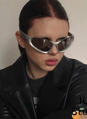 欧美时尚墨镜个性辣妹凹造型