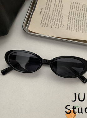 防紫外线椭圆墨镜时髦辣妹凹造型