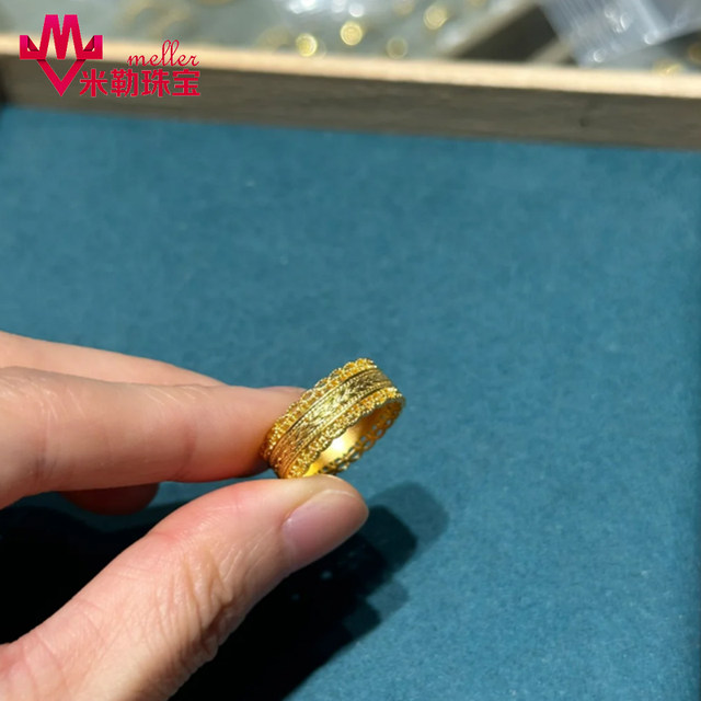 Pure gold ring rich in wealth